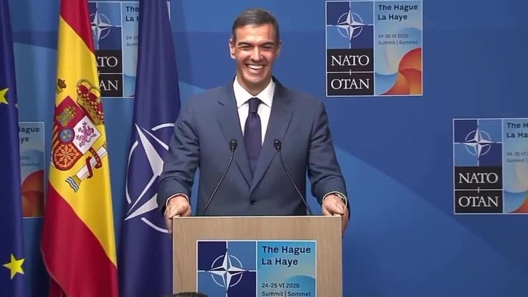Una asistente a la rueda de prensa de la OTAN grita 