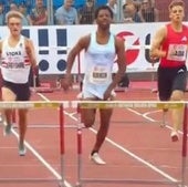 Chris Robinson gana los 400 metros vallas a pesar de correr con el pene al aire