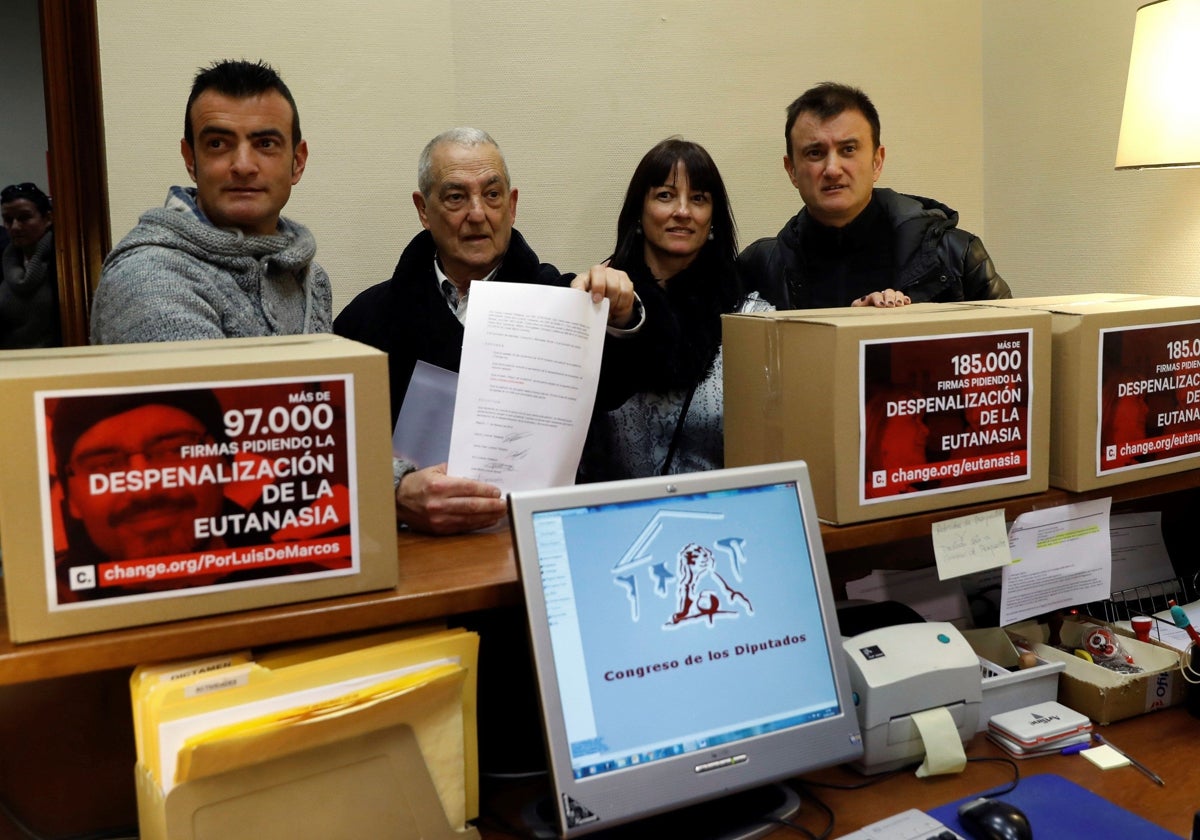 Una cuarta parte de quienes piden la eutanasia fallecen mientras se...