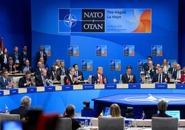Foto de familia de los líderes de los países aliados, ayer en La Haya.