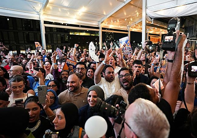 Seguidores de Mamdami celebran su victoria.