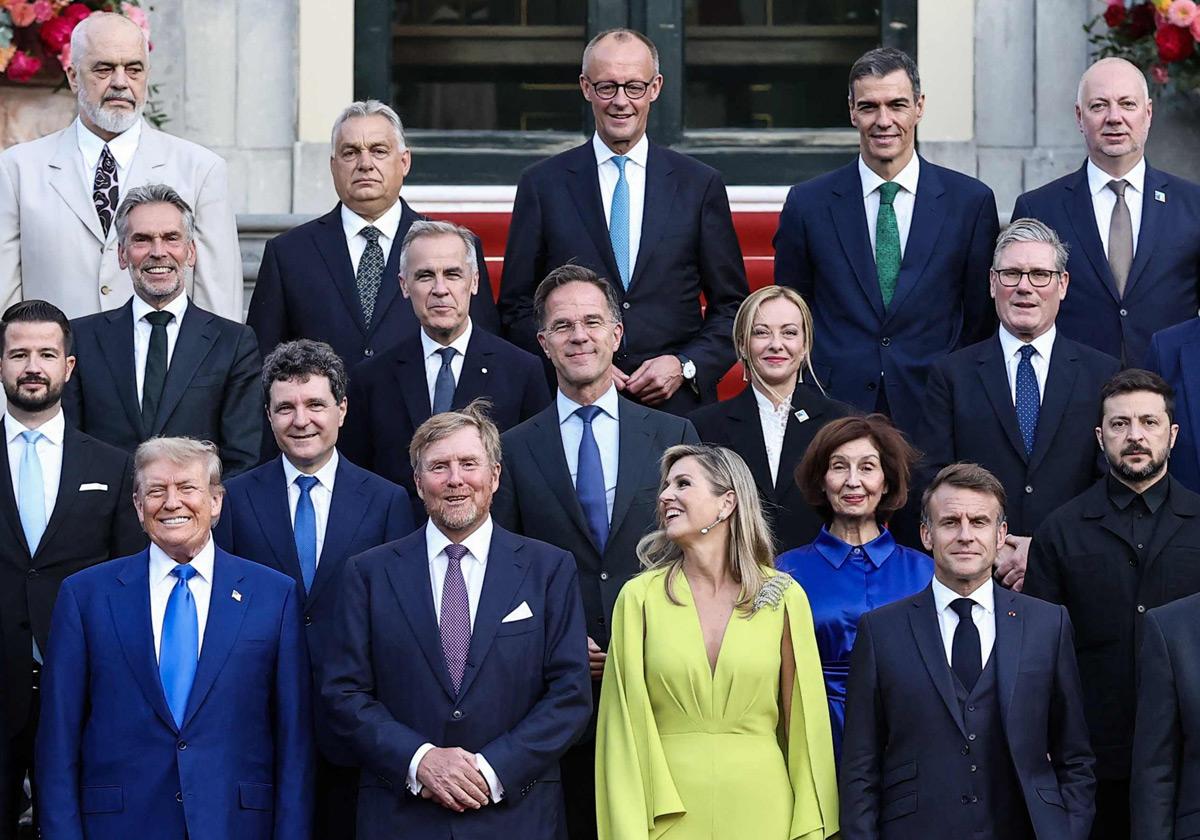 Foto de familia de los líderes de los países aliados, ayer en La Haya.
