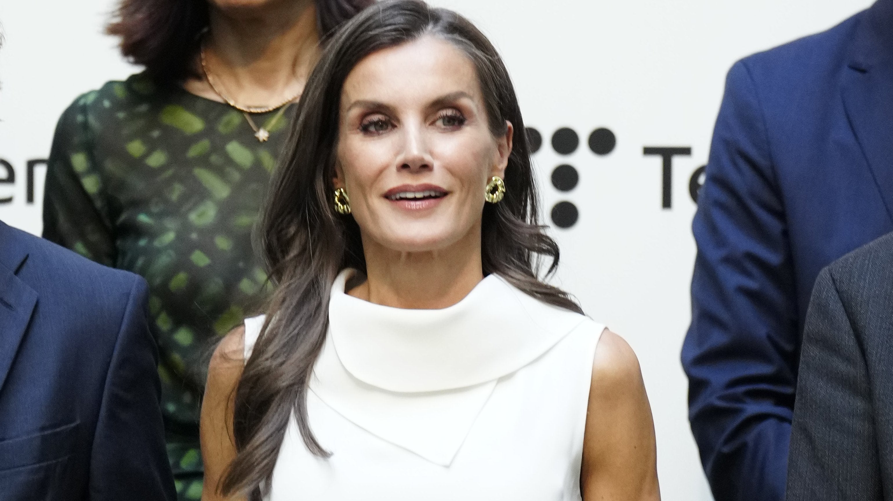 Letizia estrena look con falda lápiz y top que enseña brazos en los Premios XLSemanal: de los pendientes a la original blusa blanca