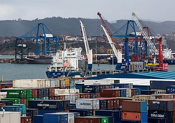Mercancías llegando al puerto de Bilbao.