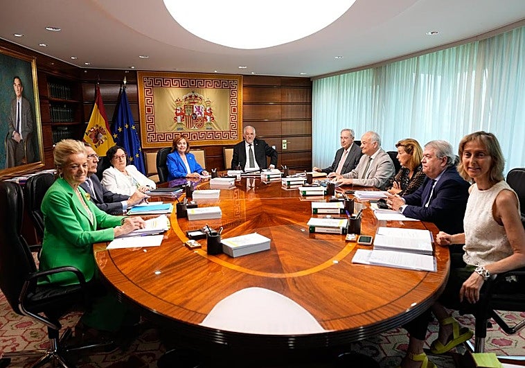 El pleno del Tribunal Constitucional, encabezado por Cándido Conde-Pumpido, en las deliberaciones sobre la legalidad de la amnistía.