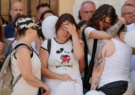 Imágenes de dolor, hoy, en el acto de repulsa por los crímenes de una mujer y su bebé en Algemesí (Valencia).