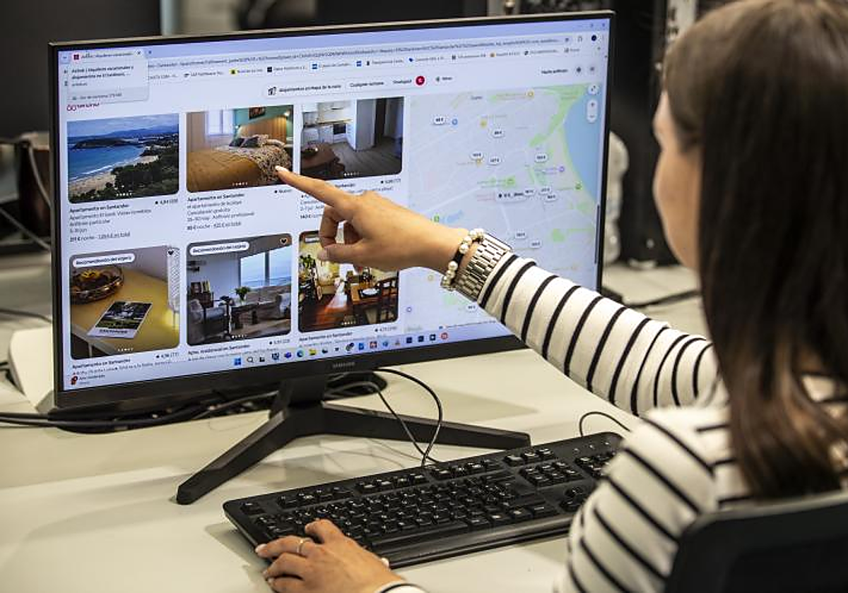 Una joven mira anuncios de pisos turísticos