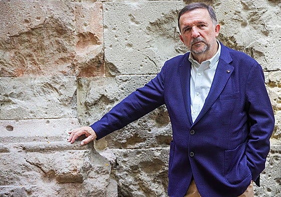 Sergio Vila-Sanjuán ante la fachada de la Iglesia de San Felipe Neri, bombardeada por la aviación italiana en la Guerra Civil.