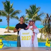 Cristiano Ronaldo posa junto al presidente del Al Nassr, Abdullah Al-Majid, tras sellar su renovación.