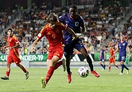 Andrés Cuenca pugna ante Konadu en una acción de la final.