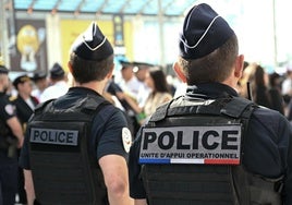 Policías franceses en París.