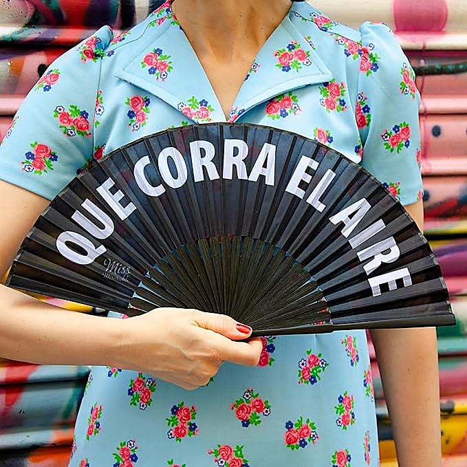 Mucho estilo, algo de humor y nada de calor, con estos prácticos abanicos