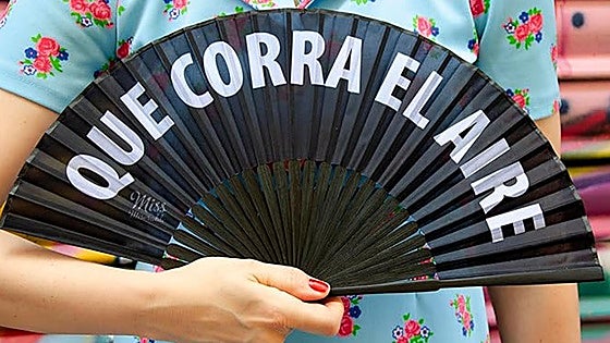 Mucho estilo, algo de humor y nada de calor, con estos prácticos abanicos