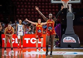 Awa Fam (d), durante la semifinal del Eurobasket contra Francia.
