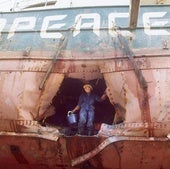 Imagen del destrozo que una de las bombas colocadas por comandos franceses abrió en el Rainbow Warrior.