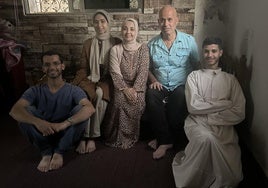 La familia Hammad en la capital jordana, Amán, durante su escala hacia España.