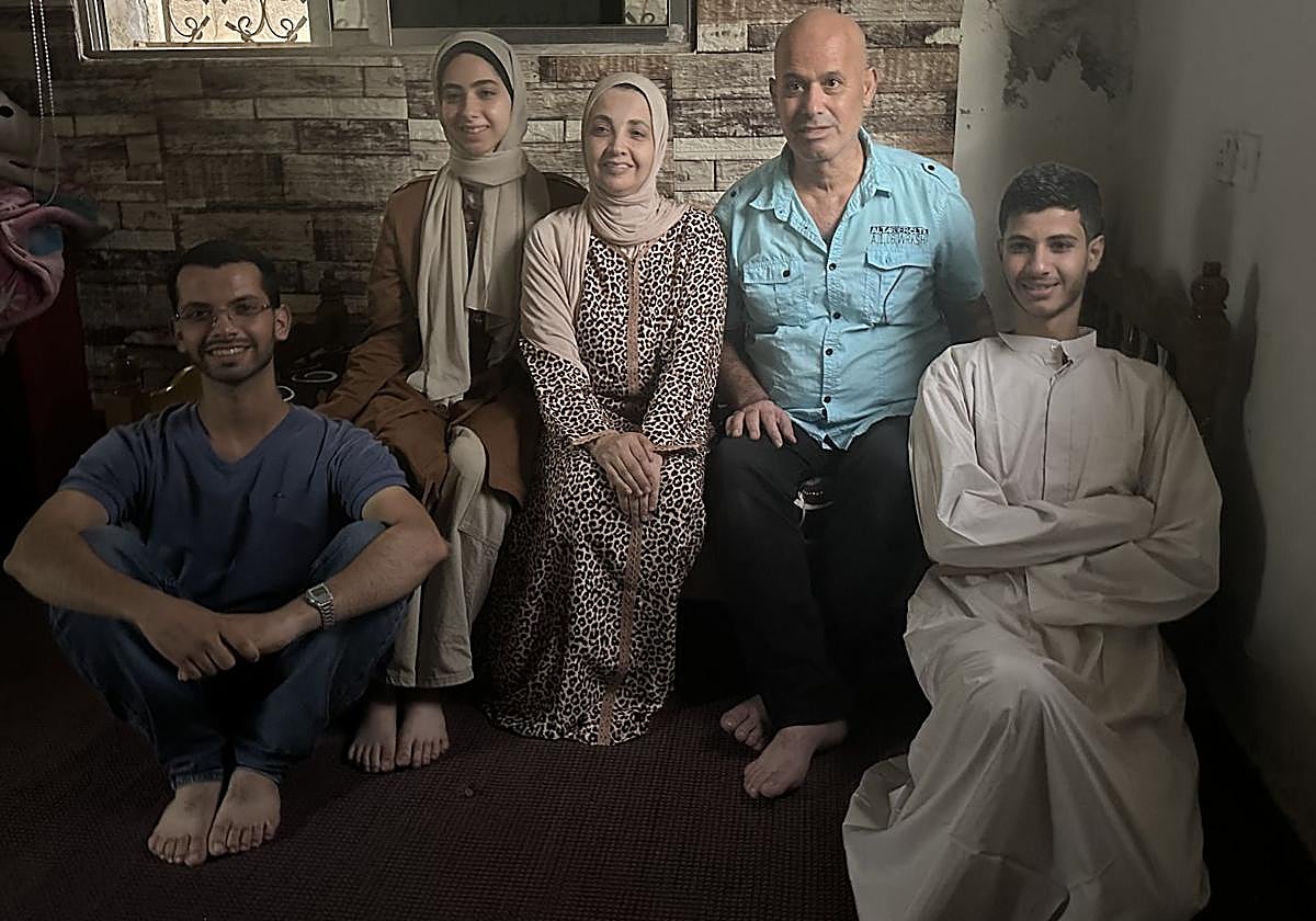 La familia Hammad en la capital jordana, Amán, durante su escala hacia España.