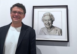 Fenton Bailey ante el retrato de Isabel II realizado por su padre en 2014.