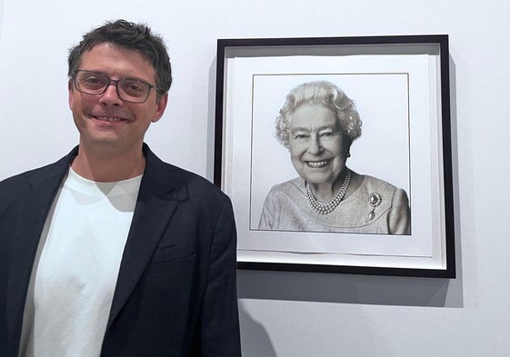 Fenton Bailey ante el retrato de Isabel II realizado por su padre en 2014.