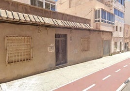 Inmueble donde habría tenido lugar el asesinato de la mujer este viernes en Almería.