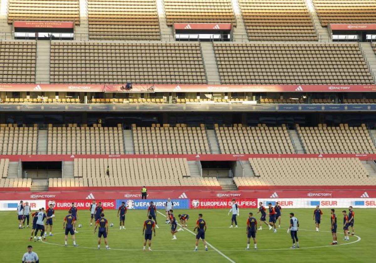 Training session of the Spanish national team at La Cartuja stadium.