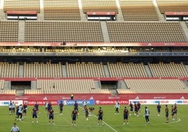 Entrenamiento de la selección española en el estadio de La Cartuja.