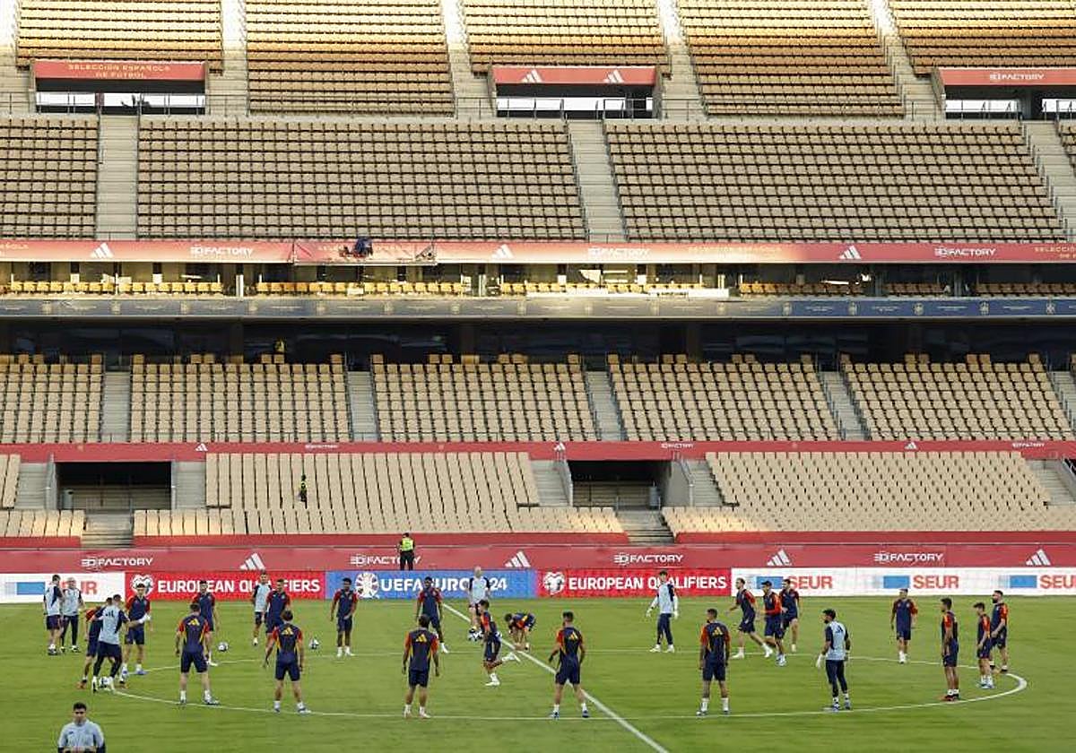 Entrenamiento de la selección española en el estadio de La Cartuja.