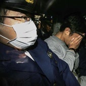 Takahiro Shiraishi, con el rostro cubierto, tras su arresto en 2017.