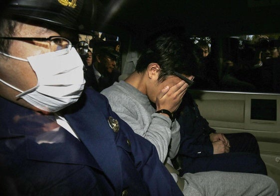 Takahiro Shiraishi, con el rostro cubierto, tras su arresto en 2017.
