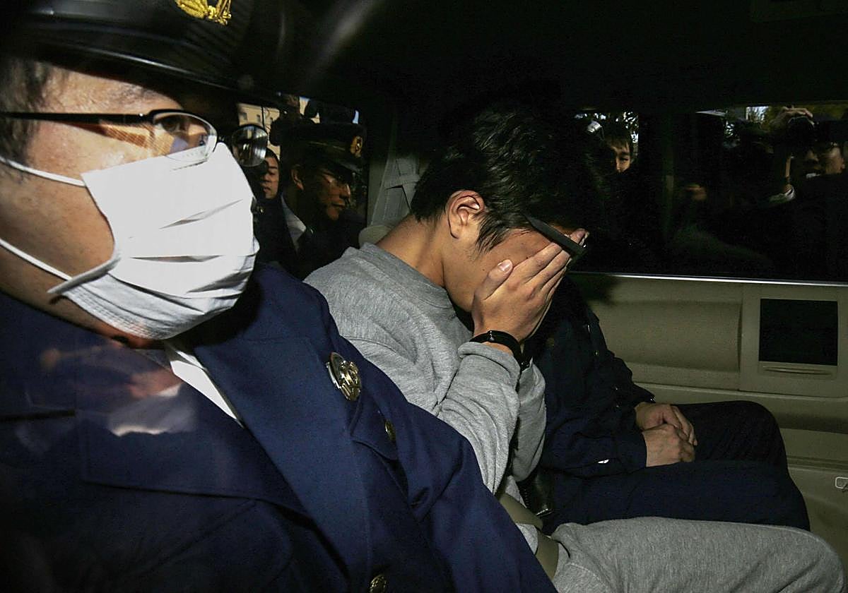 Takahiro Shiraishi, con el rostro cubierto, tras su arresto en 2017.