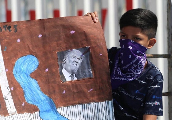 Un niño protesta contra la política migratoria de Trump.