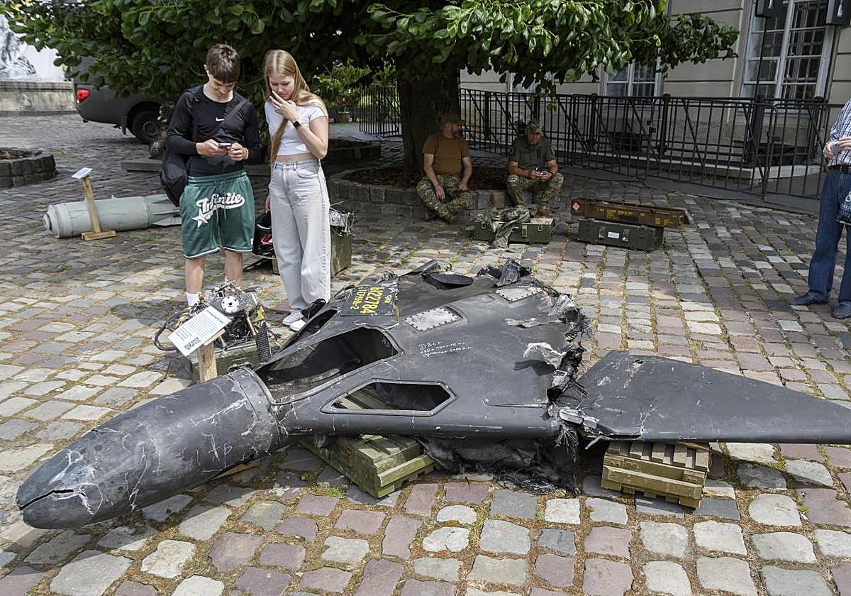 Dos jóvenes observan restos de armamento ruso destruido por las tropas ucranianas en Donetsk.