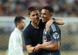 Xabi Alonso abraza a Trent Alexander-Arnold tras el partido ante el Salzburgo.