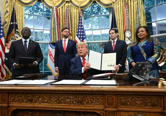 Donald Trump celebra en la Casa Blanca el acuerdo de paz entre Congo y Ruanda.