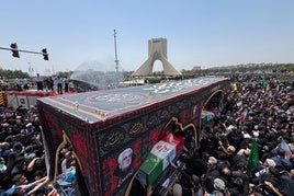 Imagen del convoy fúnebre con los féretros de los asesinados por Israel en Teherán.
