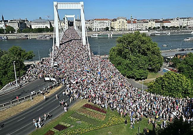 La marea LGTBI ha desbordado Budapest.