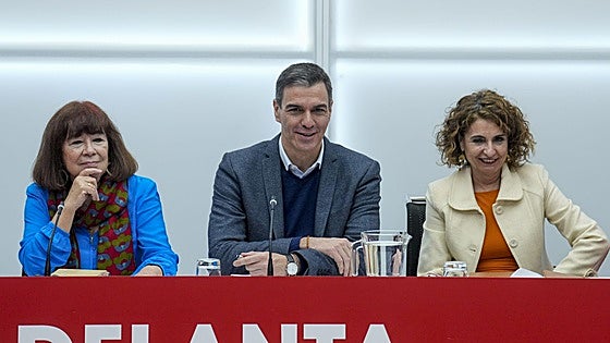 Un centenar de políticos e intelectuales piden elecciones «de forma urgente» y la regeneración del PSOE