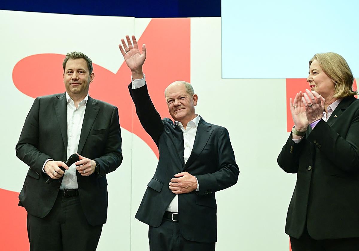 El excanciller Olaf Scholz saluda entre Lars Klingbeil y Bärbel Bas durante el congreso de su partido.