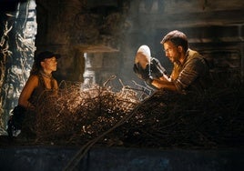 Scarlett Johansson y Jonathan Bailey, en un fotograma de la película.