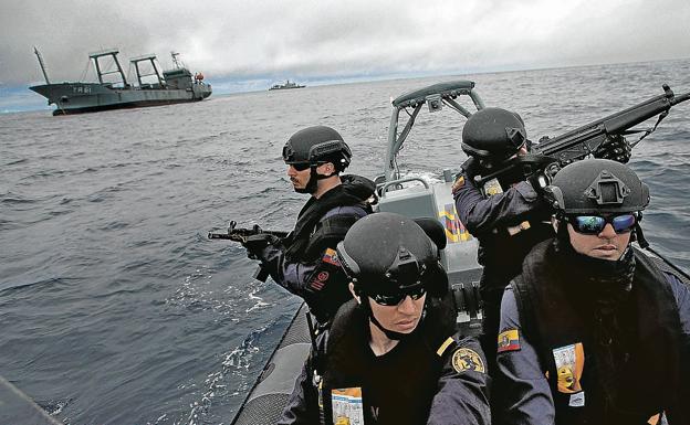 Un grupo de soldados de la Armada de Ecuador navega en una lancha rápida durante ejercicios de entrenamiento.