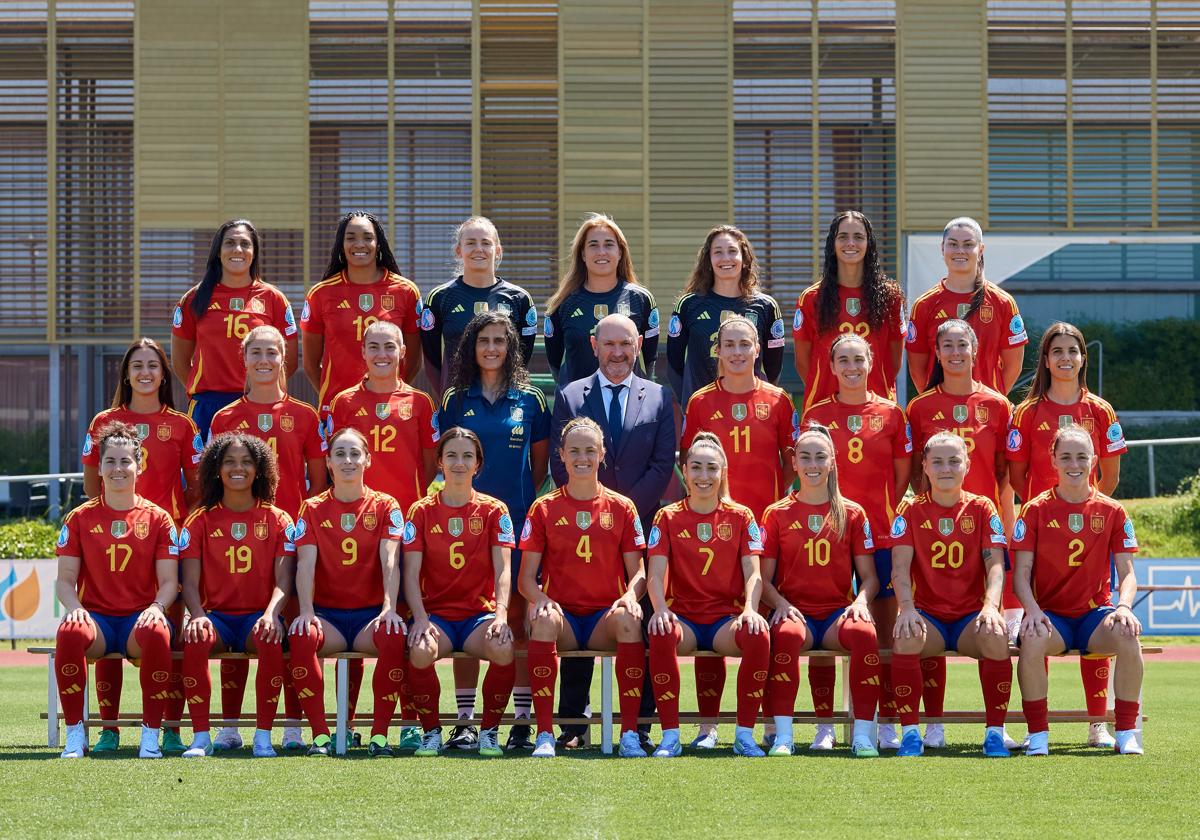 The 23 internationals alongside the coach, Montse Tomé, and the president of the FEF, Rafael Louzán.