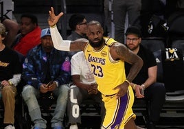 LeBron James celebra una canasta.