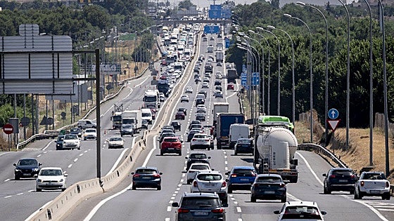 Los carburantes marcan máximos por la crisis del petróleo en plena operación salida de vacaciones