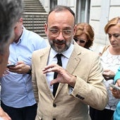El abogado de Santos Cerdán, Benet Salellas, habla con periodistas frente al Tribunal Supremo el lunes pasado.