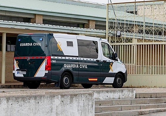 Vista del furgón de la Guardia Civil en el que Santos Cerdán ha ingresado en Soto del Real