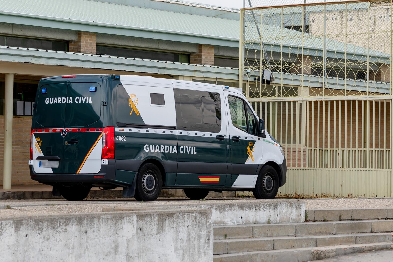 Vista del furgón de la Guardia Civil en el que Santos Cerdán ha ingresado en Soto del Real