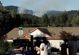 Un francotirador mata a dos bomberos tras tenderles una emboscada provocando un incendio en Idaho