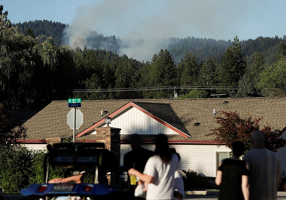 Un francotirador mata a dos bomberos tras tenderles una emboscada provocando un incendio en Idaho