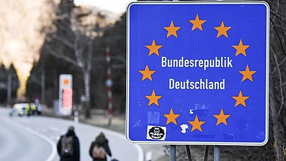 Merkel critica al canciller Merz por el rechazo de migrantes en las fronteras alemanas