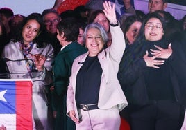 Jeannette Jara celebra su victoria en Santiago de Chile.